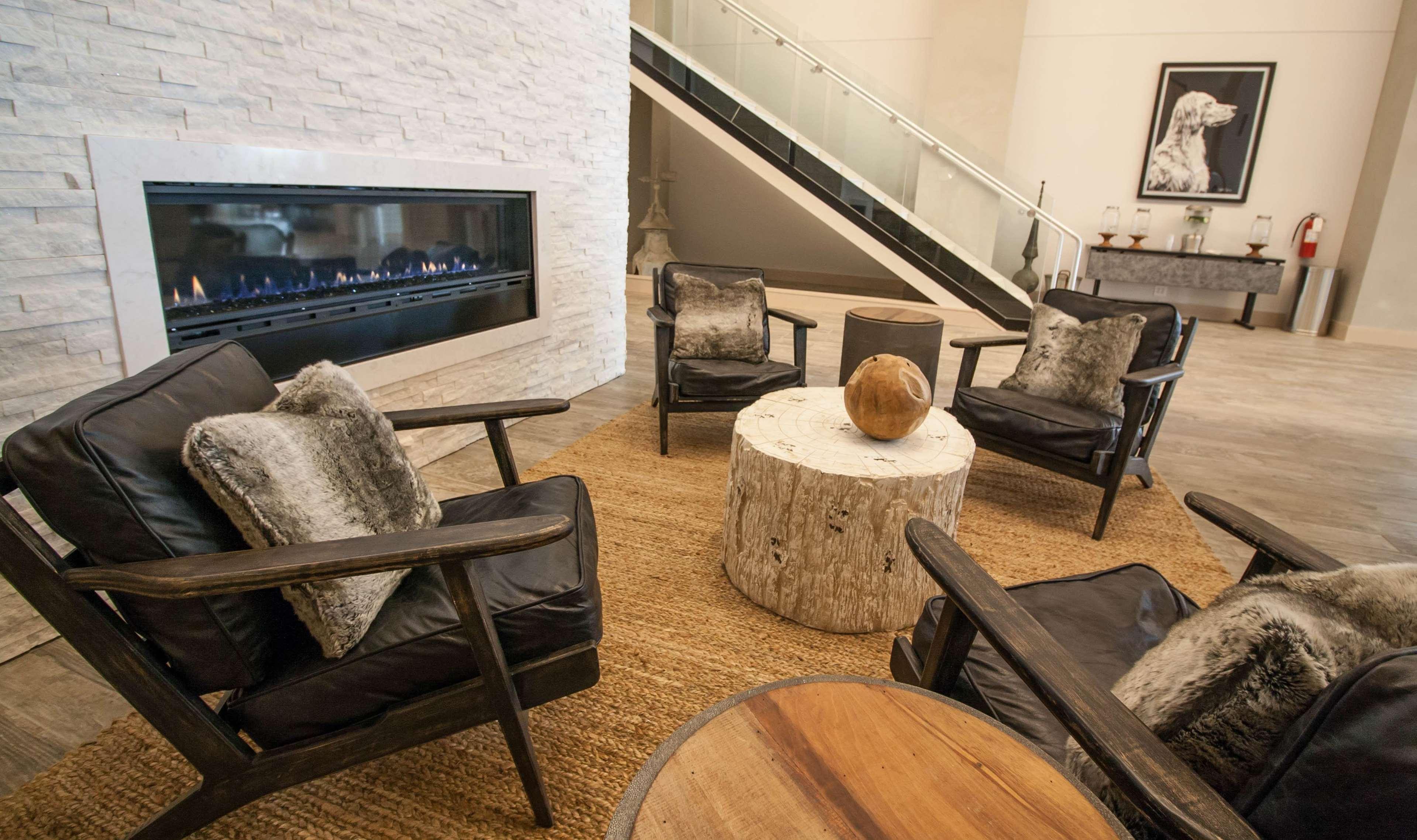 Hotel Renovo Des Moines Urbandale,Tapestry Collection Hilton Экстерьер фото